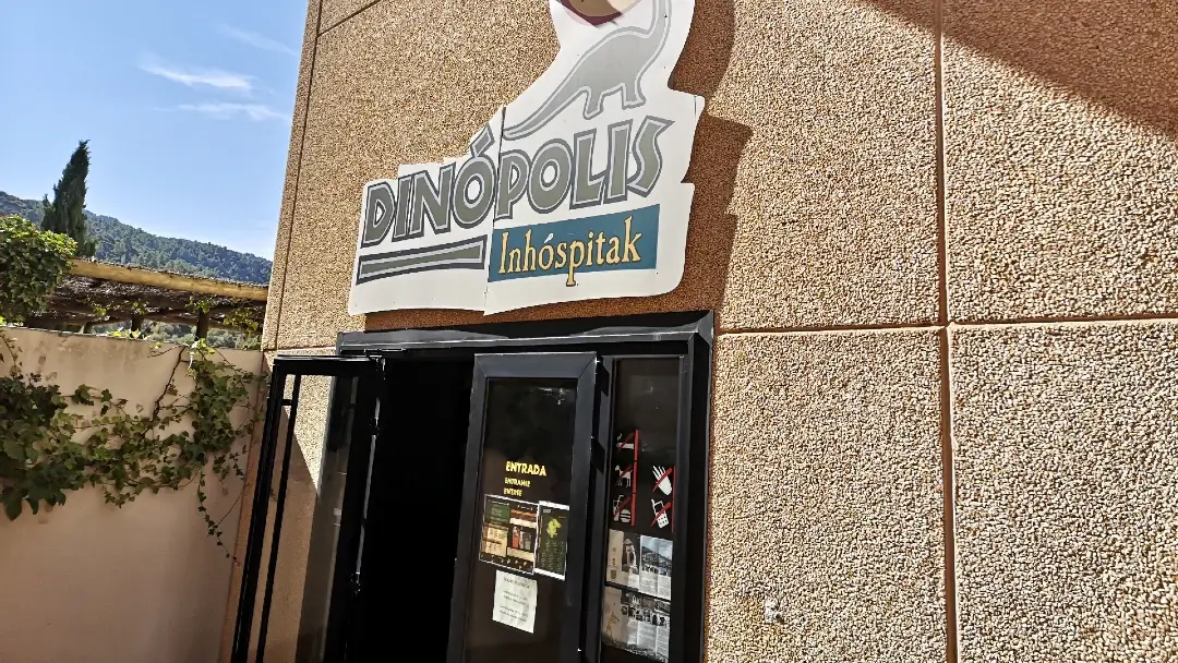 Territorio Dinópolis: 1000 kilómetros de dinosaurios en Teruel 24 Inhóspitak peñarroya de Tastavins