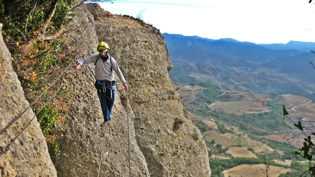 11 lugares que ver en el Priorat, una visita obligada en Cataluña 26 Puente tibetano en la vía ferrata de Montsant.