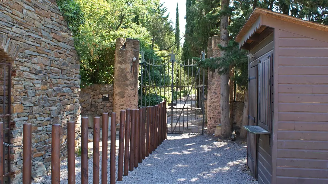 Castelnou, un bonito pueblo medieval en Occitania 8 que ver en Castelnou entrada al castillo de Castelnou