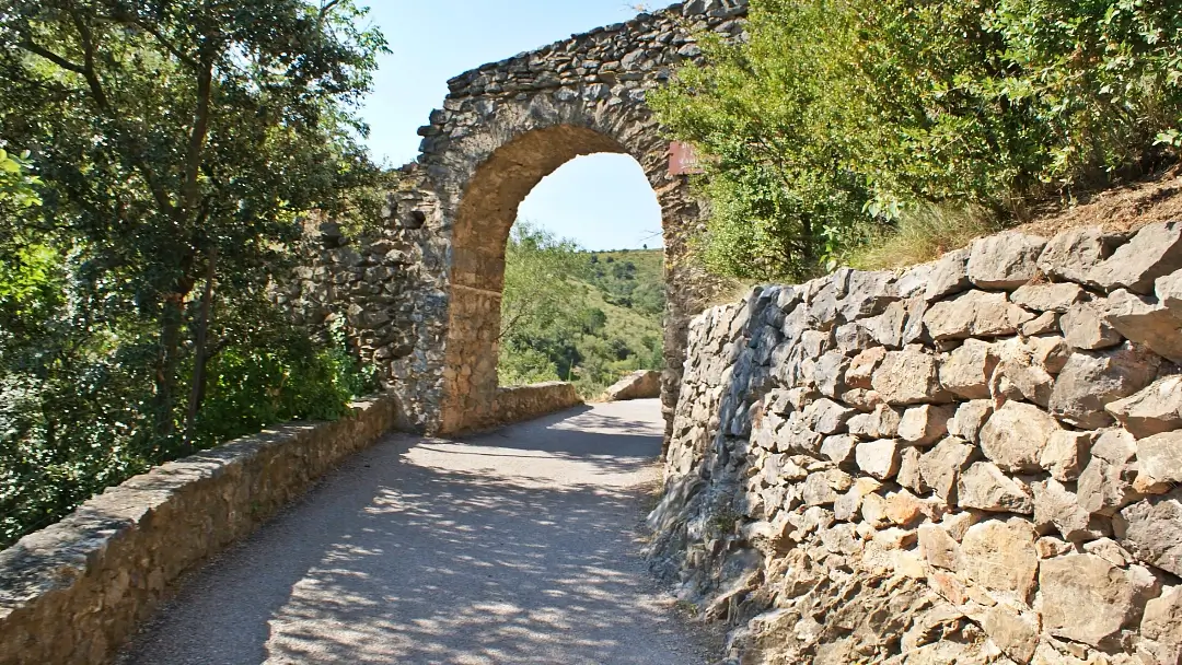 Castelnou, un bonito pueblo medieval en Occitania 7 Castelnou