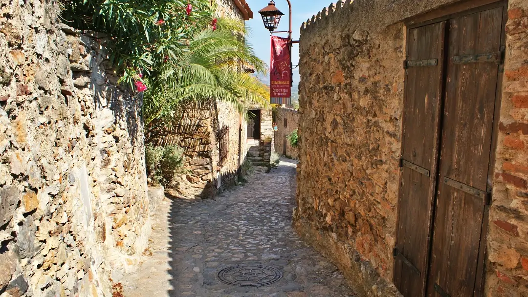 Castelnou, un bonito pueblo medieval en Occitania 5 Castelnou