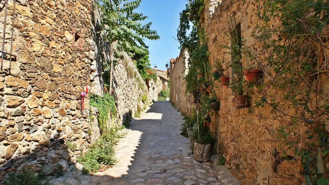 Castelnou, un bonito pueblo medieval en Occitania 3 Castelnou
