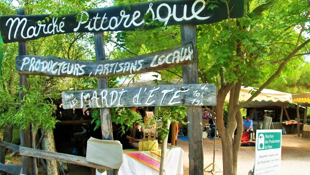 Castelnou, un bonito pueblo medieval en Occitania 10 Marché Historique de Castelnou