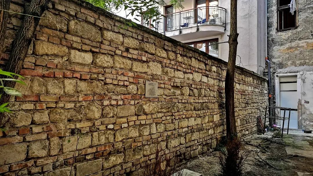 Guía de Budapest, esencias de la vieja Europa 33 El último tramo superviviente del muro del gueto judío de Budapest
