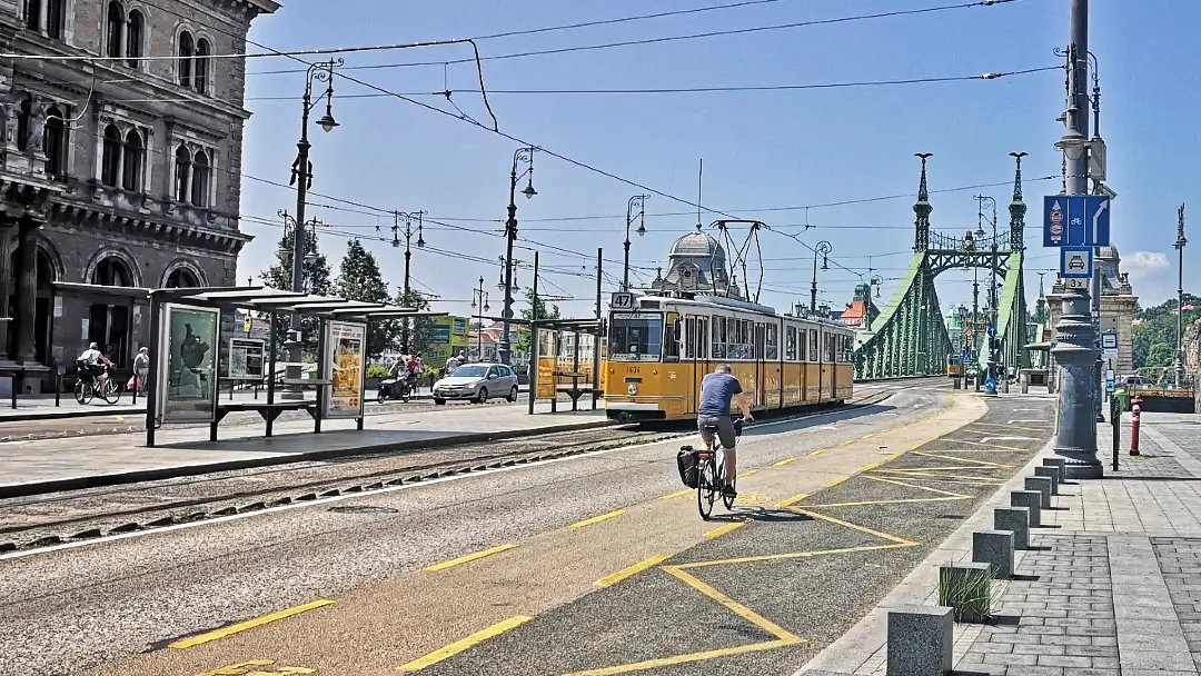 15 lugares imprescindibles que ver en Budapest 5 Parada del tranvia Fővam tér y Puente de la Libertad Budapest