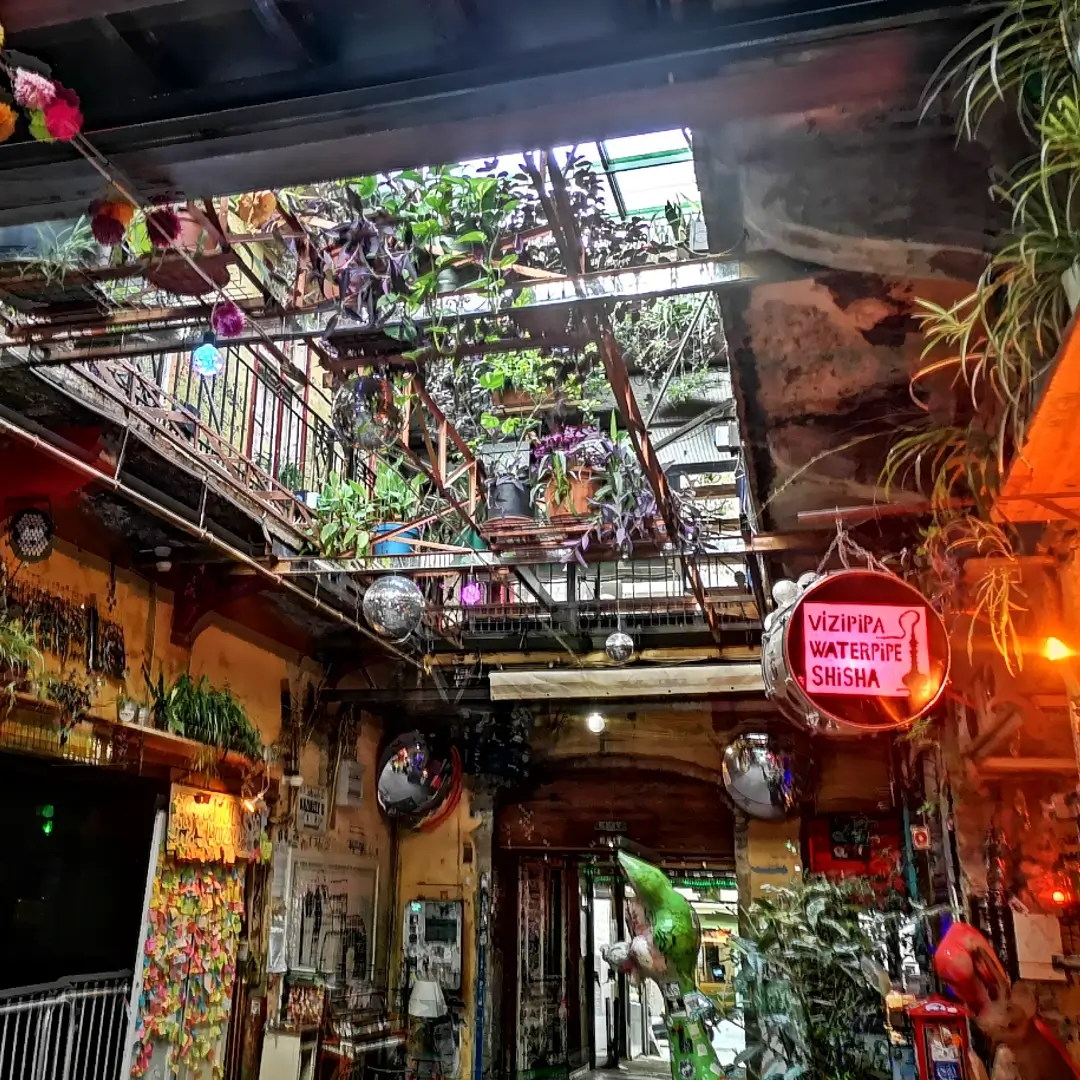 Guía de Budapest, esencias de la vieja Europa 22 Szimpla Kert Budapest