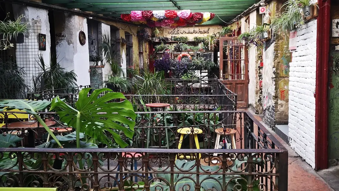 8 + 1 lugares curiosos de Budapest que vale la pena visitar 14 Szimpla Kert Budapest