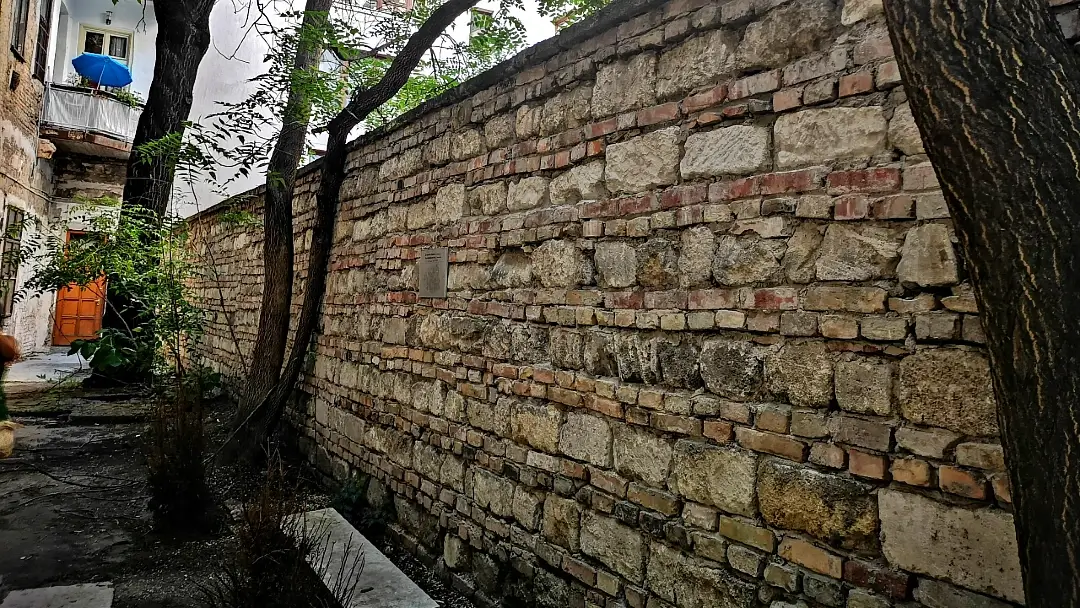 8 + 1 lugares curiosos de Budapest que vale la pena visitar 20 muro del gueto judío de Budapest