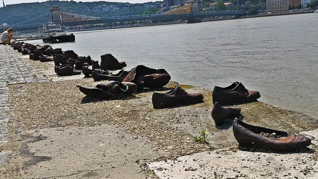 8 + 1 lugares curiosos de Budapest que vale la pena visitar 23 Monumento de los zapatos Budapest