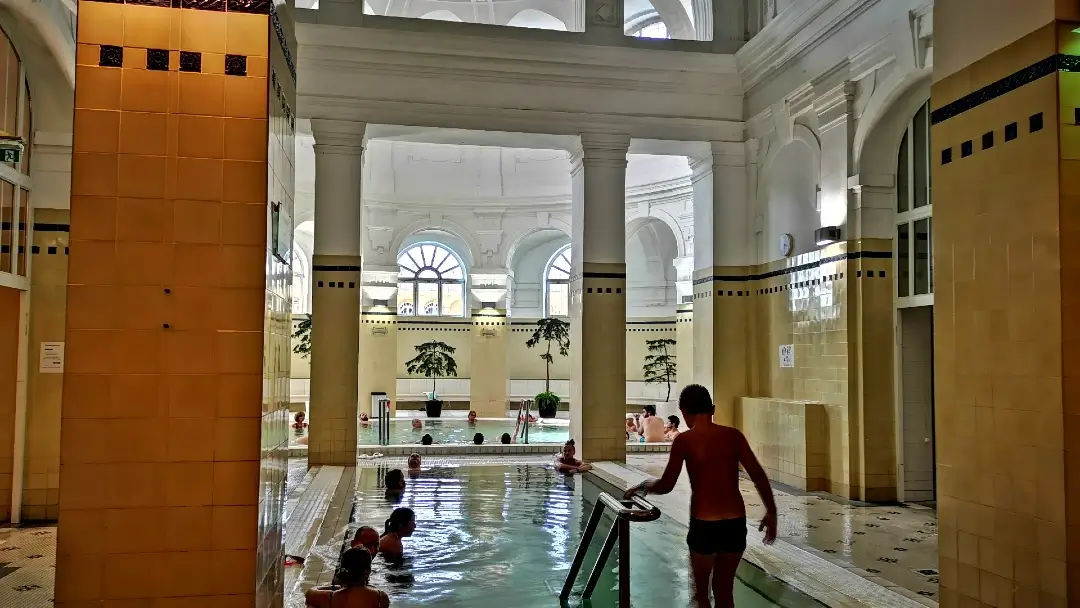 15 lugares imprescindibles que ver en Budapest 33 Piscinas interiores de los baños Széchenyi Budapest