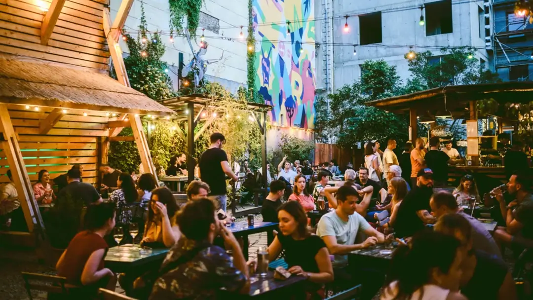 15 lugares imprescindibles que ver en Budapest 38 ruin pub Kőleves kert Budapest