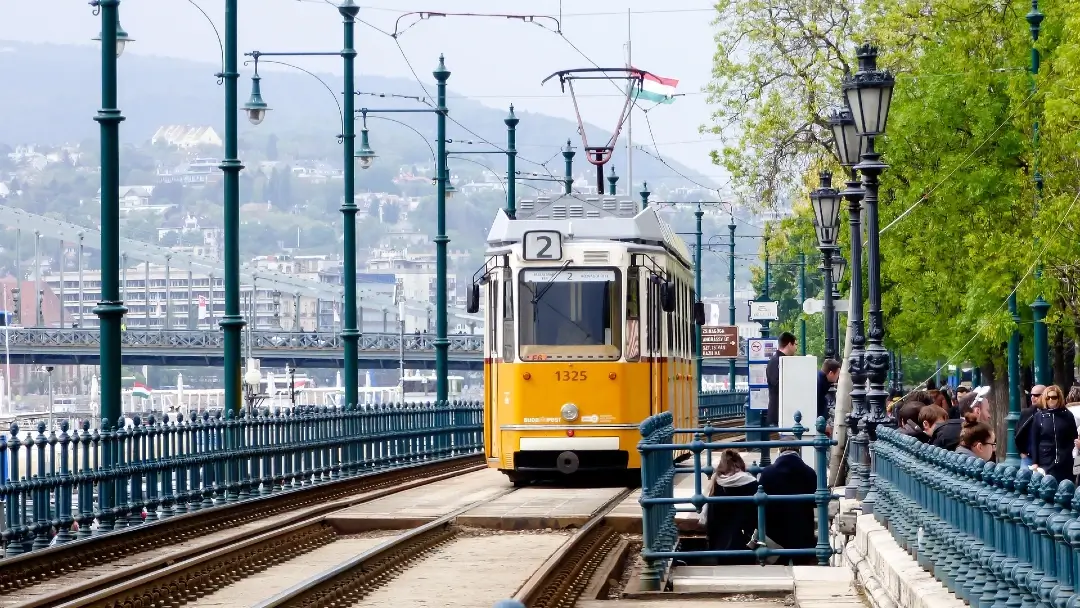 8 + 1 lugares curiosos de Budapest que vale la pena visitar 17 Lugares curiosos de Budapest Línea 2 del tranvía de Budapest