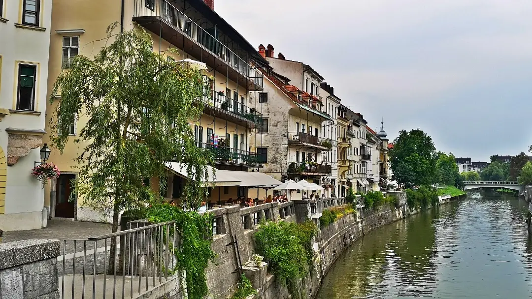 Liubliana, la encantadora y elegante capital de Eslovenia 7 El río Ljubljanica desde el Puente de los Zapateros