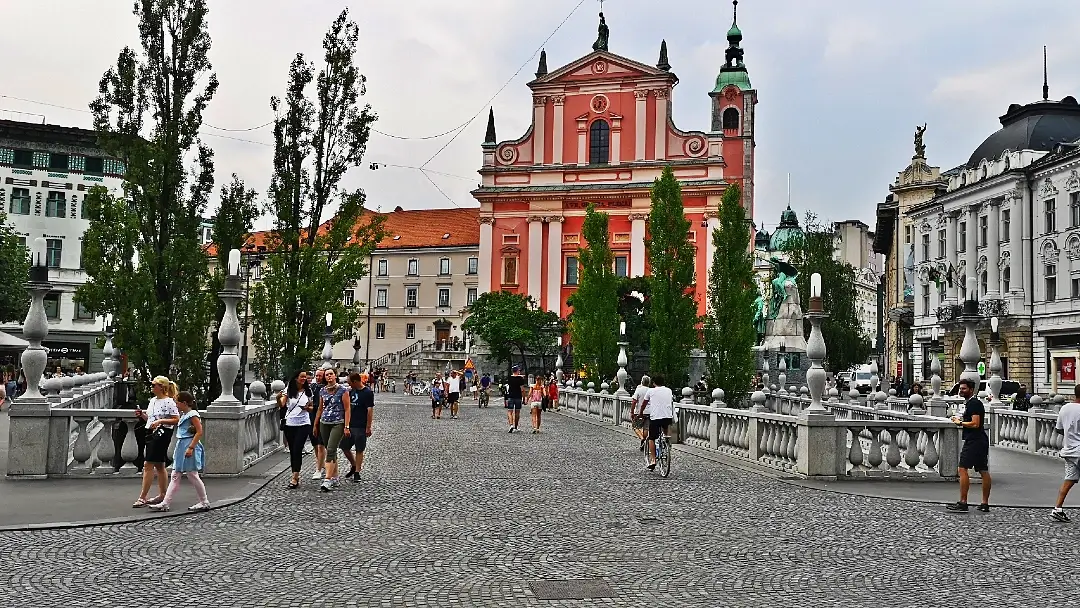 Liubliana, la encantadora y elegante capital de Eslovenia 14 El Triple Puente y al otro lado, la Plaza Prešeren y Iglesia franciscana de la Anunciación Liubliana