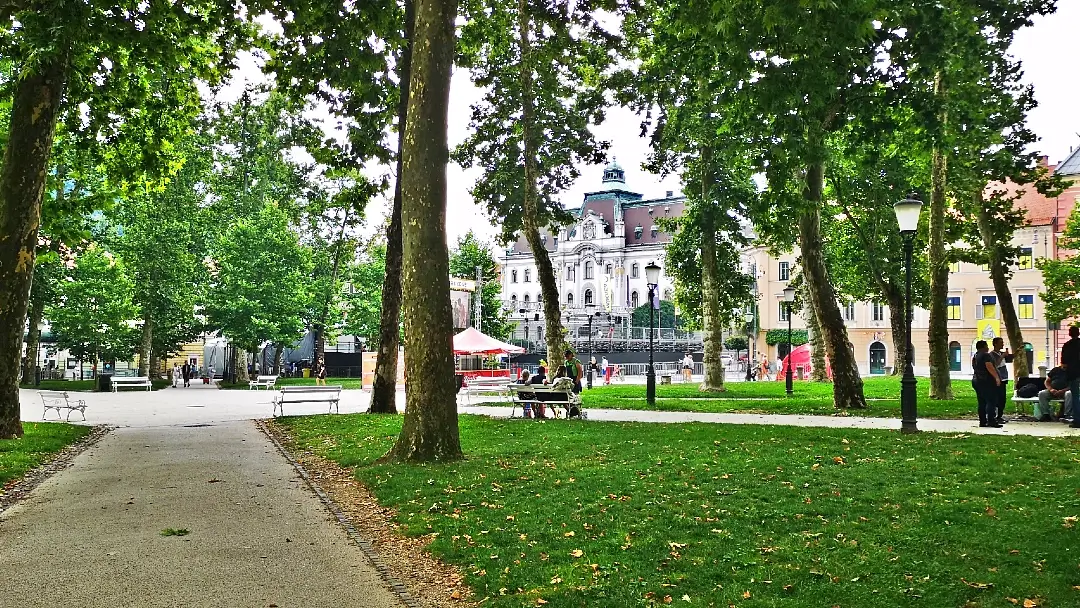 Liubliana, la encantadora y elegante capital de Eslovenia 4 Parque Zvezda, en la Plaza del Congreso de Liubliana