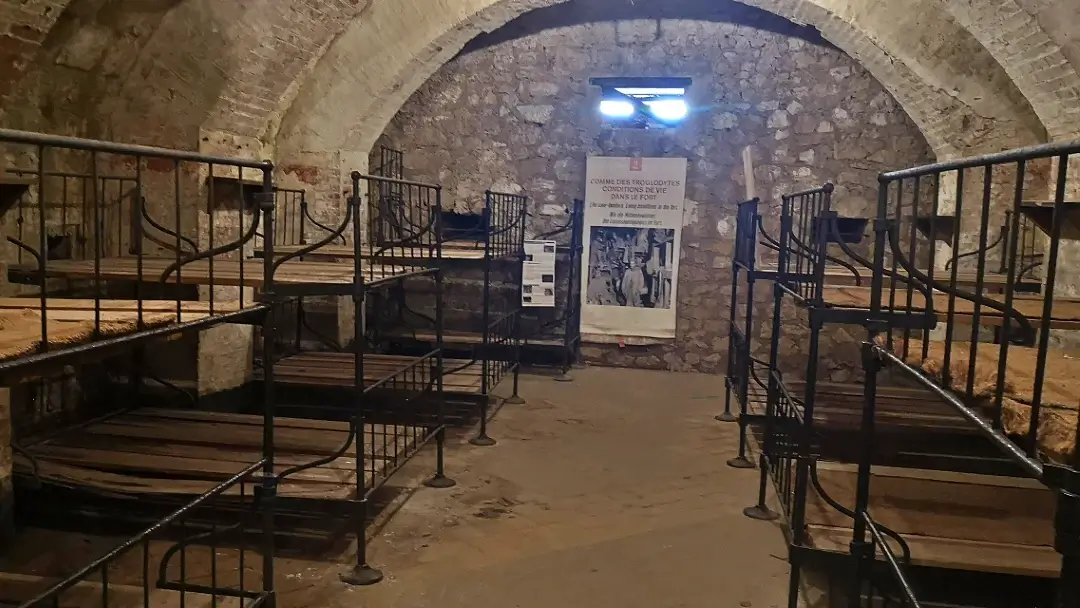 Verdún, campo de batalla de la 1a Guerra Mundial 17 Dormitorio de la tropa en el Fort de Vaux.