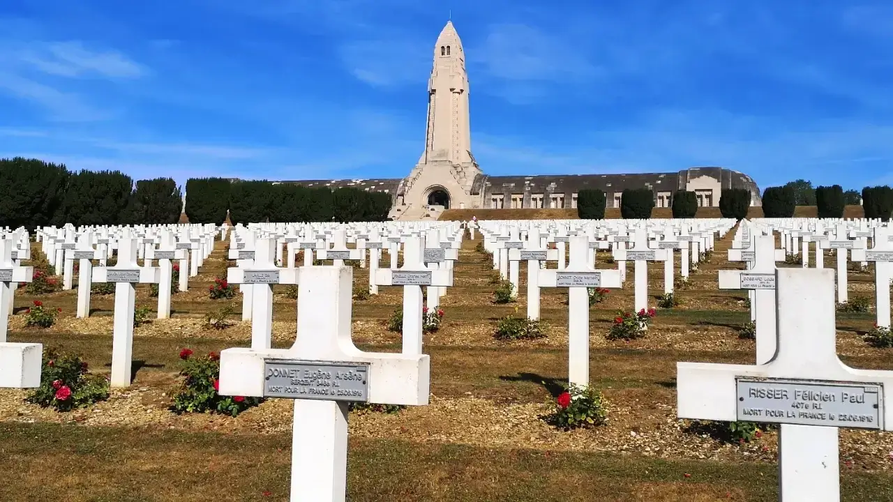 Verdún, campo de batalla de la 1a Guerra Mundial 11 En primer plano la Necrópolis Nacional de Douaumont; al fondo el Osario, con su característica torre con forma de proyectil de 46 metros de altura.