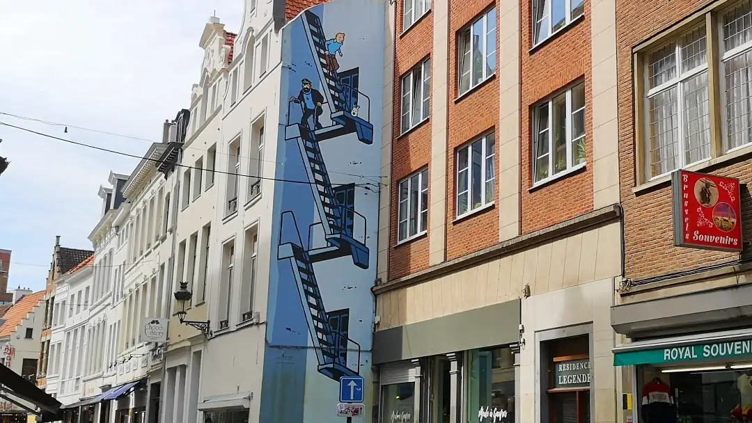 Siguiendo el rastro de Tintín en Bruselas 9 Mural de Las Aventuras de Tintín en la rue de l'Étuve de Bruselas