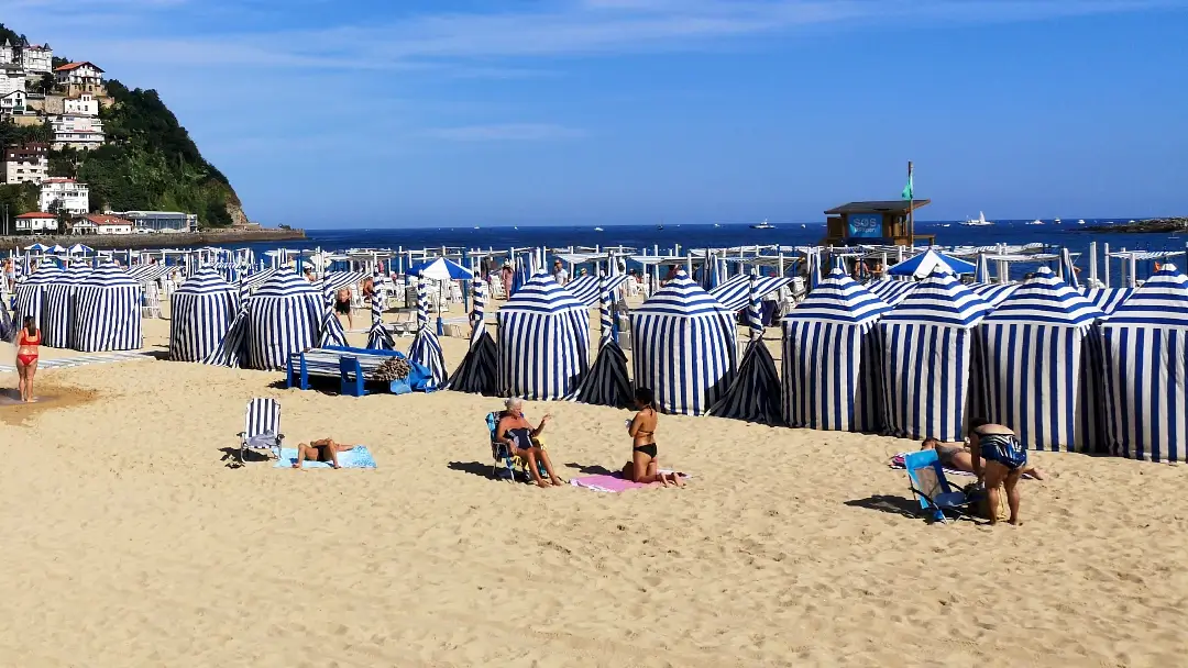 Los lugares imprescindibles que ver en San Sebastián, la ciudad más elegante de Euskadi 6 Playa de Ondarreta San Sebastián Donostia