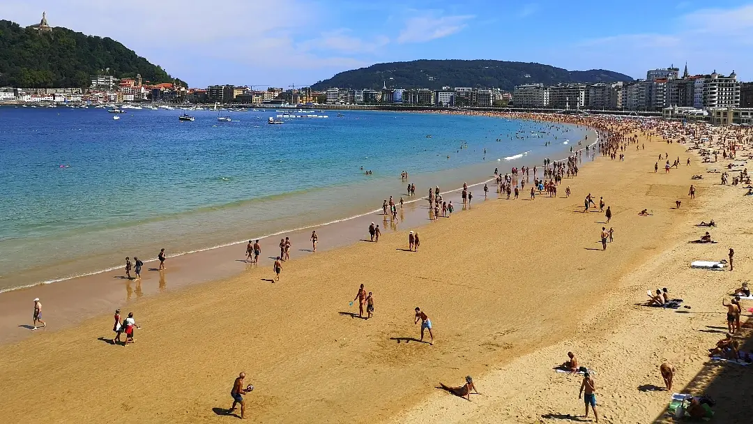 Los lugares imprescindibles que ver en San Sebastián, la ciudad más elegante de Euskadi 3 Que ver en San Sebastián Playa de la Concha