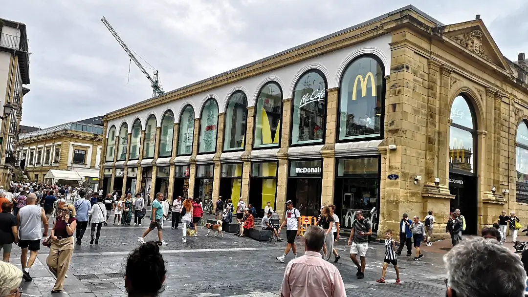 Los lugares imprescindibles que ver en San Sebastián, la ciudad más elegante de Euskadi 14 Mercado de la Bretxa San Senbastián