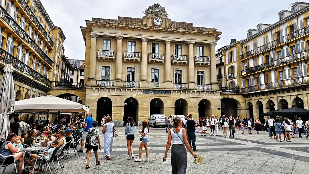 Los lugares imprescindibles que ver en San Sebastián, la ciudad más elegante de Euskadi 11 Plaza de la Constitución San Sebastián