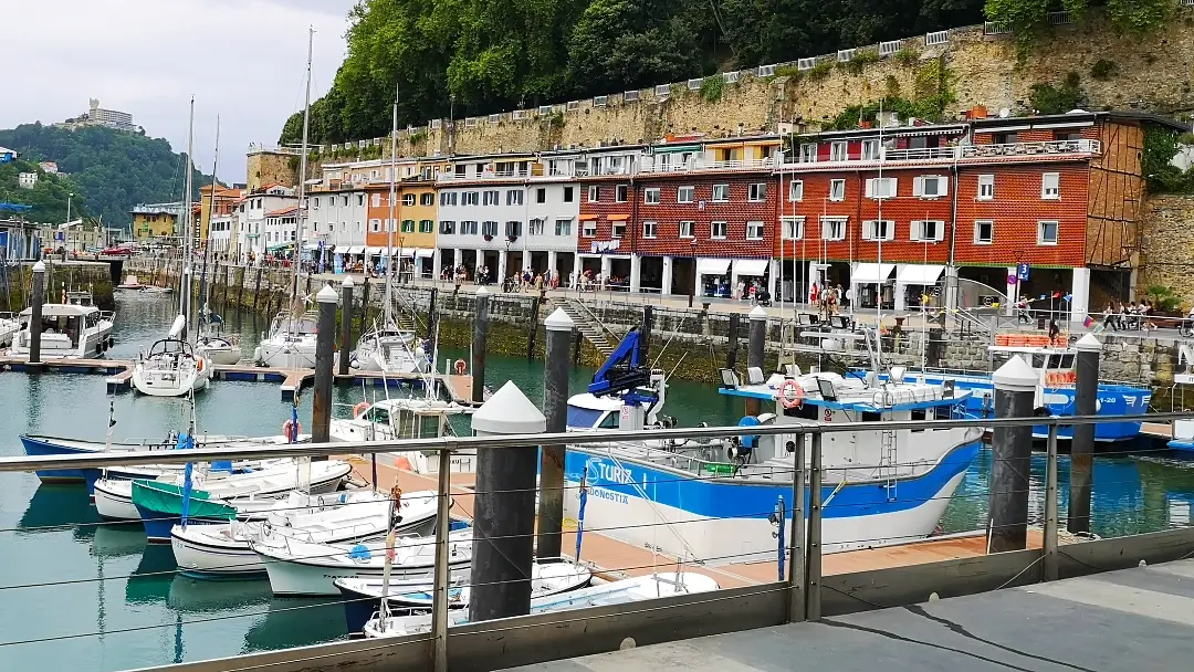 Los lugares imprescindibles que ver en San Sebastián, la ciudad más elegante de Euskadi 16 Puerto de San sebastián