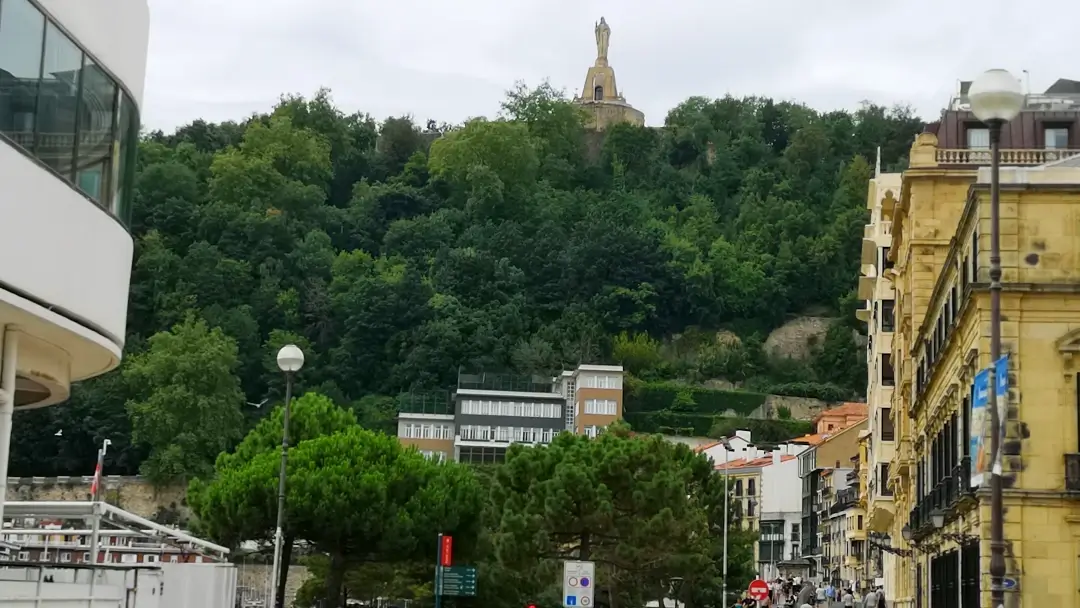 Los lugares imprescindibles que ver en San Sebastián, la ciudad más elegante de Euskadi 17 monte Urgull San Sebastián