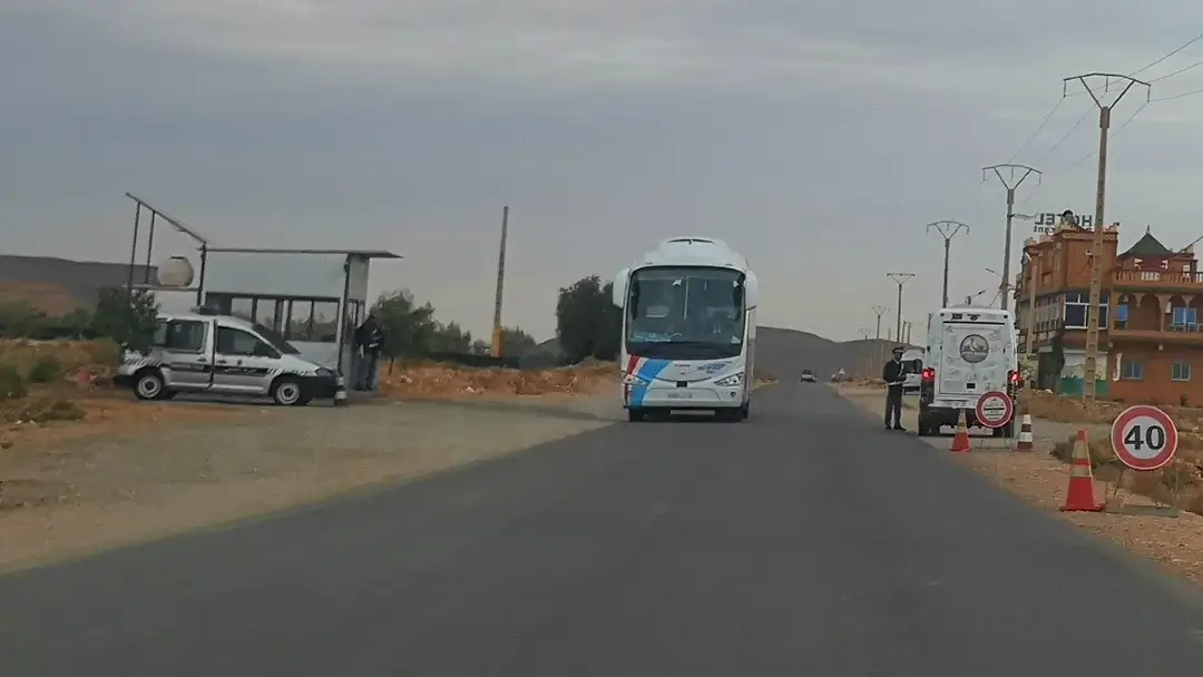 Ruta del desierto por libre: de Marrakech a Merzouga 18 control policial marruecos