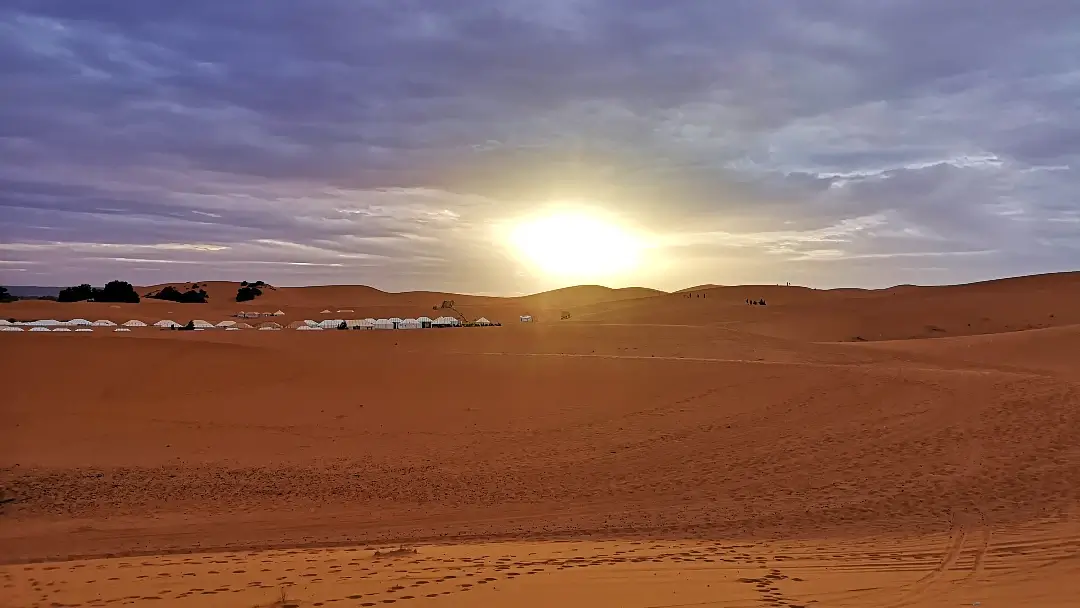 Ruta del desierto por libre: de Marrakech a Merzouga 21 Puesta de sol en el desierto de Merzouga.
