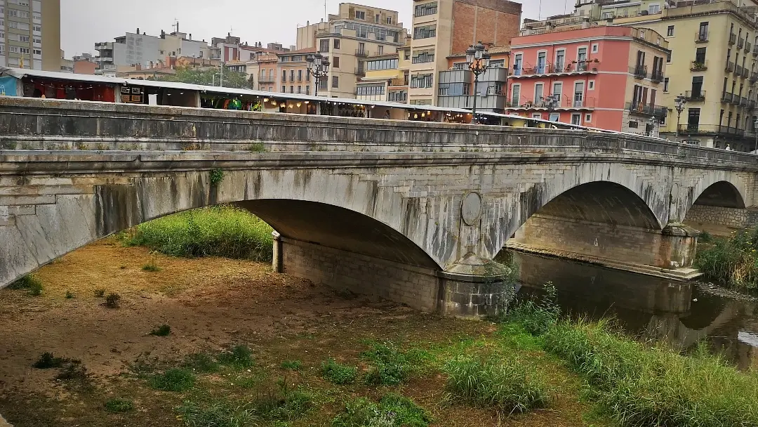 Que ver en Girona, la ciudad que te va a enamorar 3 Pont de Pedra Puente de Piedra Girona
