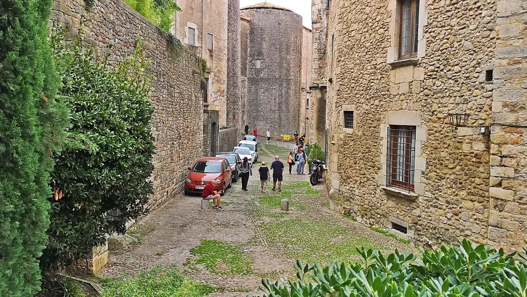 Que ver en Girona, la ciudad que te va a enamorar 12 Girona calle Ferran el Catolic