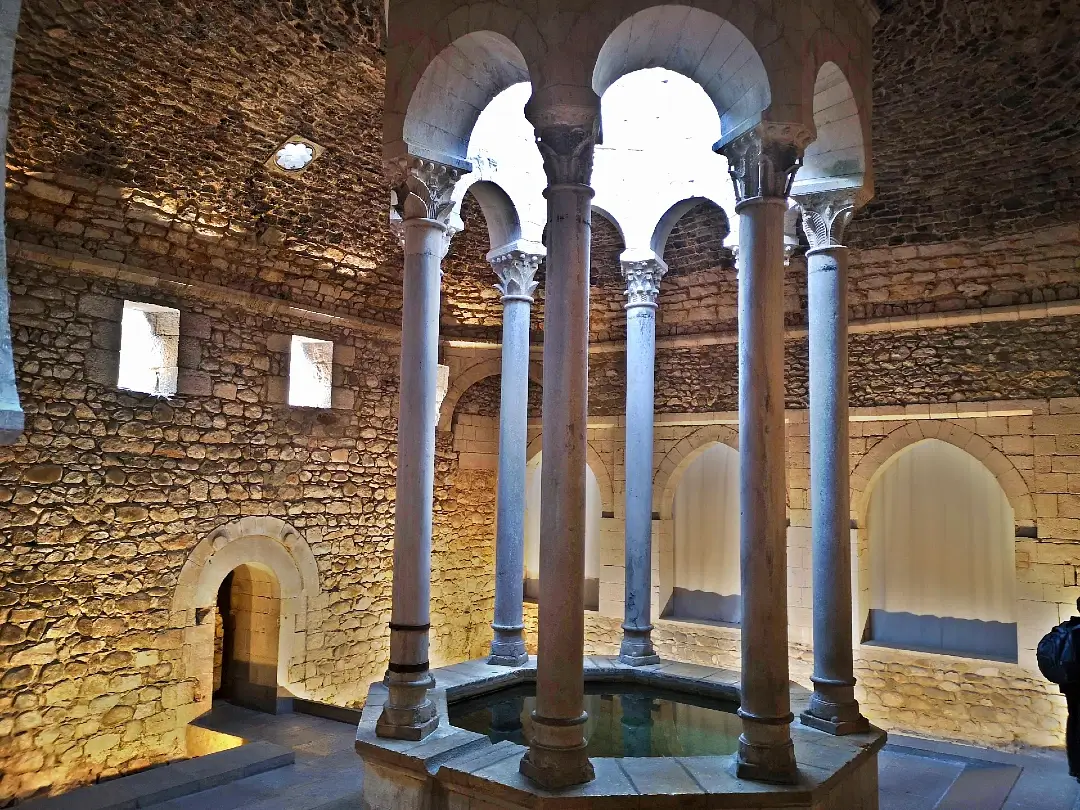 Que ver en Girona, la ciudad que te va a enamorar 11 Baños árabes Girona