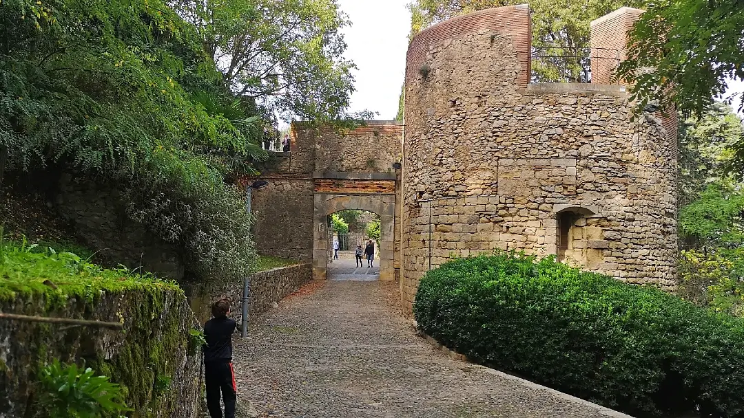 Que ver en Girona, la ciudad que te va a enamorar 13 Portal de Sant Cristófol, en el Paseo Arqueológico de Girona