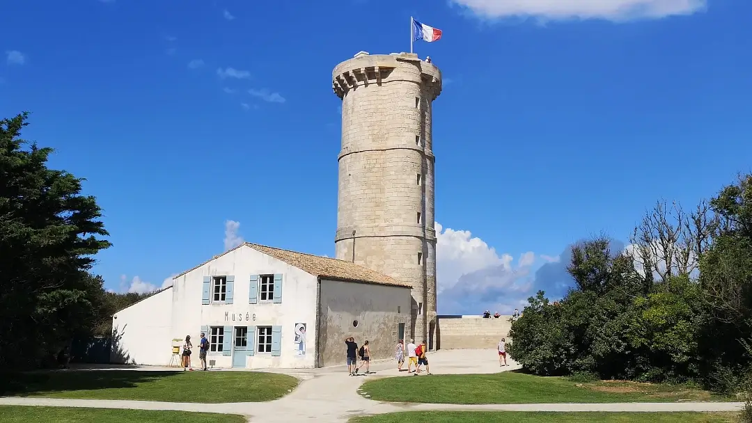 Isla de Ré: Un tesoro natural en el Atlántico francés 15 La Torre de las Ballenas, construida en 1682.