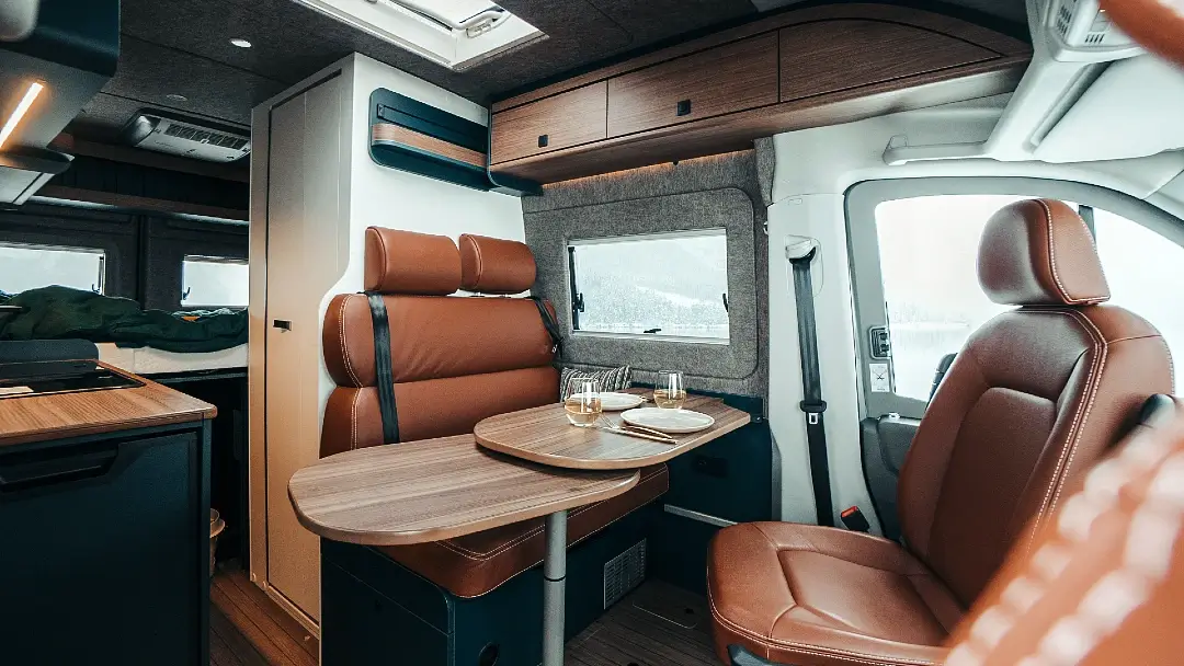 Eriba Car, la Nueva y elegante furgoneta camper de Eriba 9 Interior Eriba Car, con tapicería de cuero Dayton Cognac.