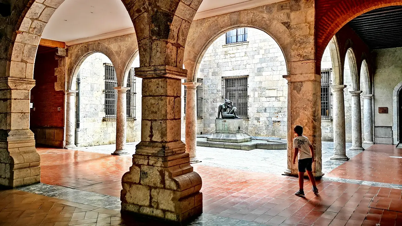 Que ver en Perpiñán, la capital francesa del Reino de Mallorca 4 Patio del Ayuntamiento de Perpiñán