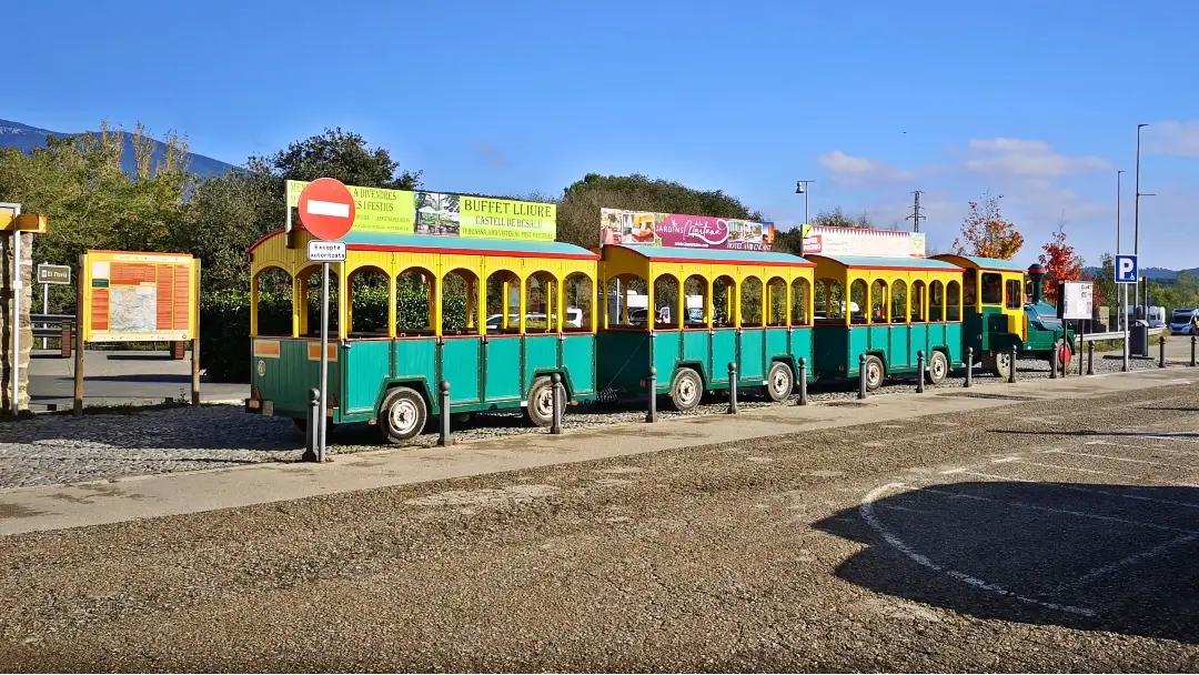Besalú: un paseo por la edad media 3 tren turístico de Besalú