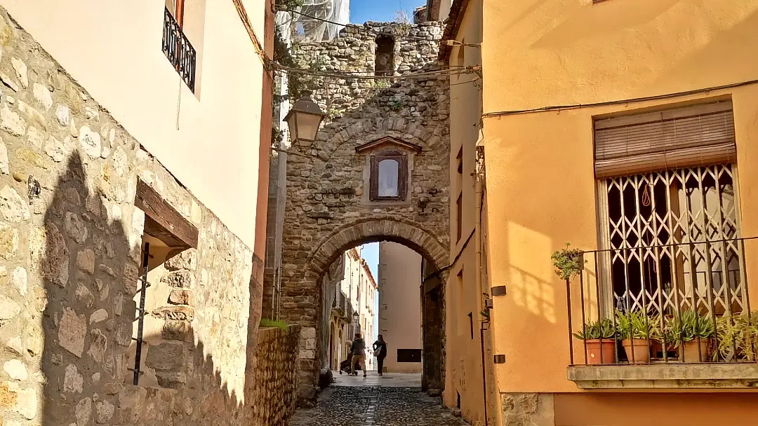 Besalú: un paseo por la edad media 9 Portal de la Força Besalú