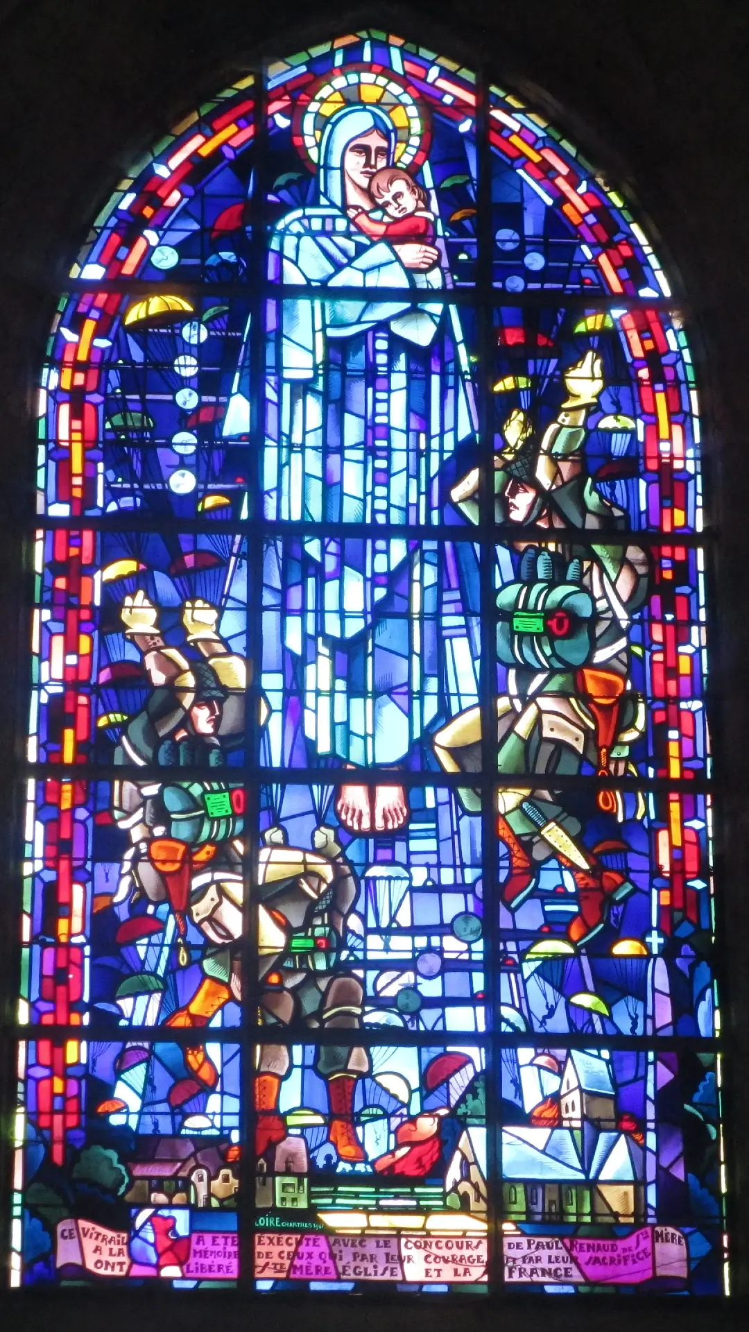 Sainte-Mère-Église y el famoso paracaidista colgado del campanario 5 Vidriera Sainte Mere eglise wikipedia