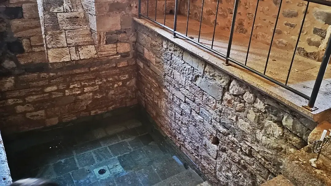 Besalú: un paseo por la edad media 25 Miqvé (baños judíos) Besalú