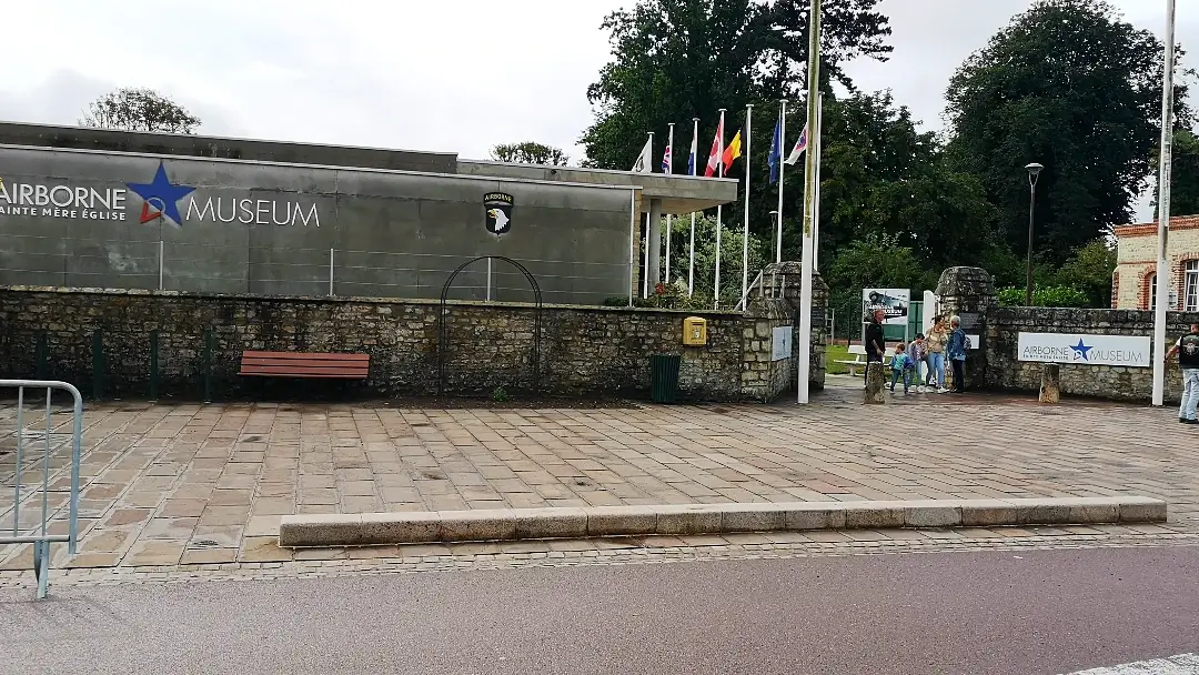 Sainte-Mère-Église y el famoso paracaidista colgado del campanario 7 Museo Airborne, en Sainte-Mère-Eglise.