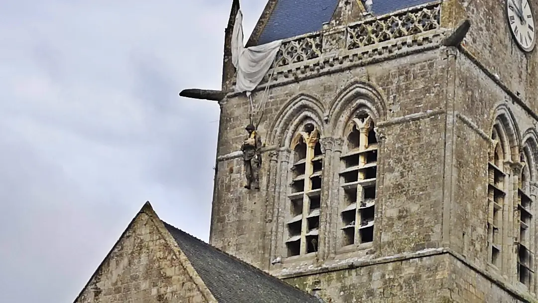 Sainte-Mère-Église y el famoso paracaidista colgado del campanario 3 paracaidista colgado del campanario de la iglesia de Notre-Dame-de-l'Assomption, en Sainte-Mère-Église.
