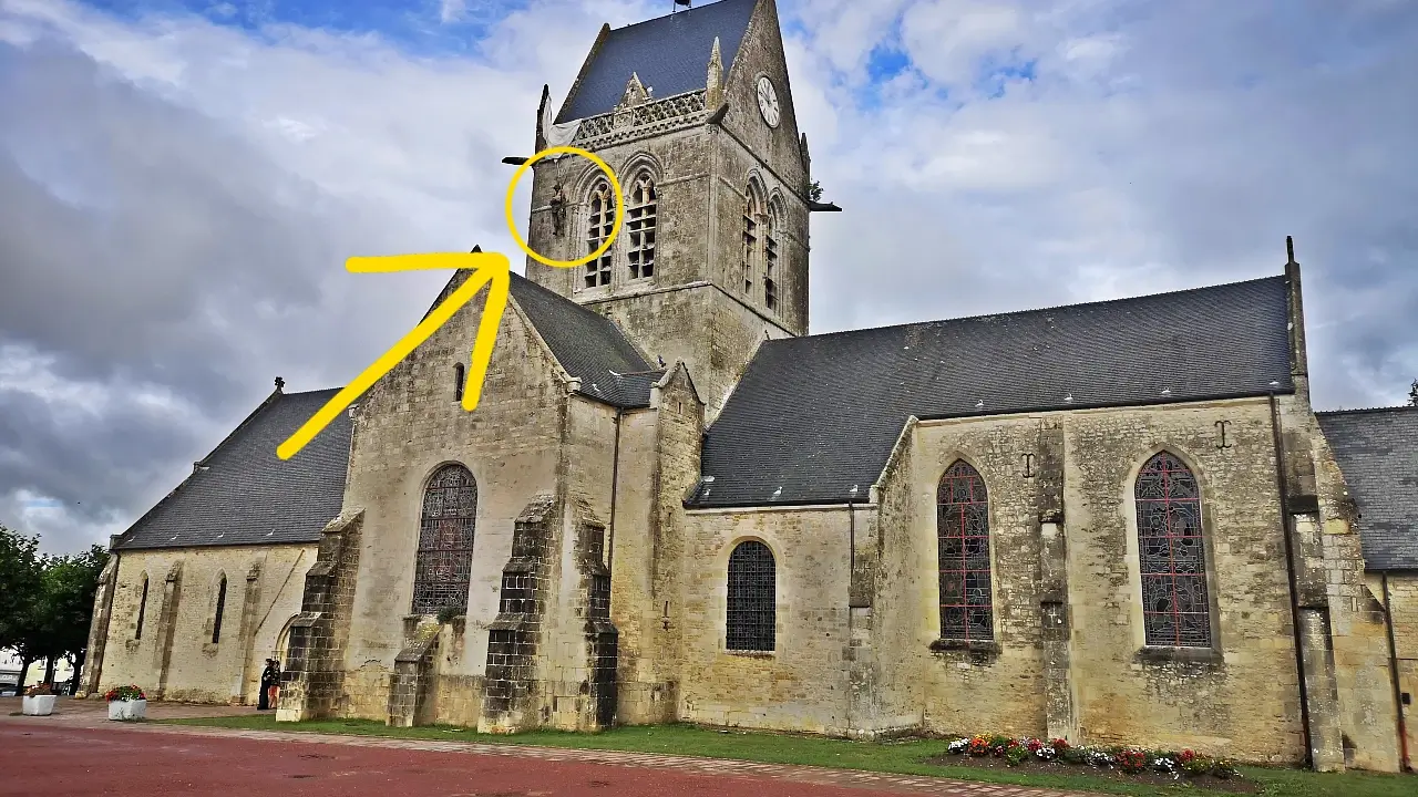 Sainte-Mère-Église y el famoso paracaidista colgado del campanario 2 paracaidista Sainte-Mère-Église normandía