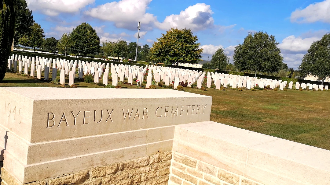 2a Guerra Mundial: Ruta del Desembarco de Normandía (con mapa) 22 Ruta del desembarco de Normandía: Cementerio de Guerra de Bayeux.