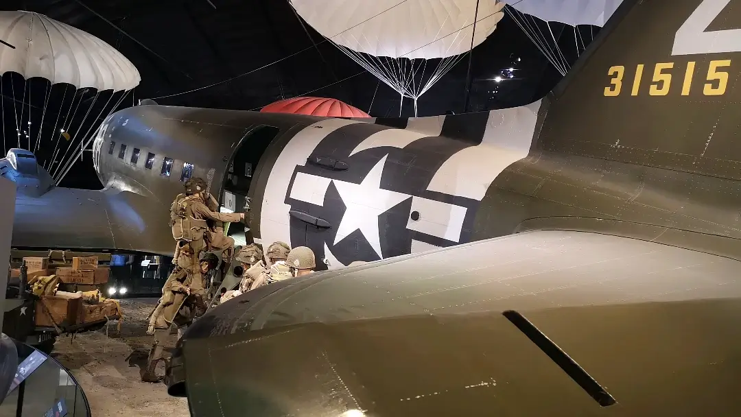 Sainte-Mère-Église y el famoso paracaidista colgado del campanario 8 douglas C47 museo airborne