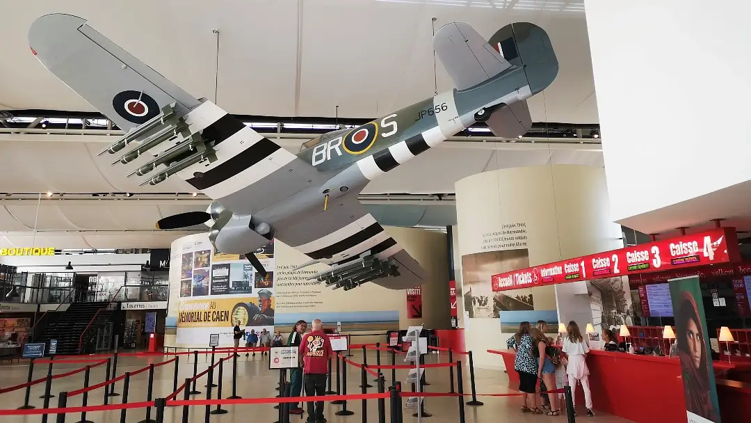 2a Guerra Mundial: Ruta del Desembarco de Normandía (con mapa) 25 Cazabombardero británico Hawker Typhoon, en el Memorial de Caen.