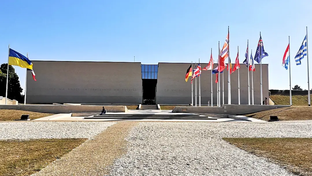 2a Guerra Mundial: Ruta del Desembarco de Normandía (con mapa) 24 Ruta del Desembarco de Normandía: Memorial de Caen.