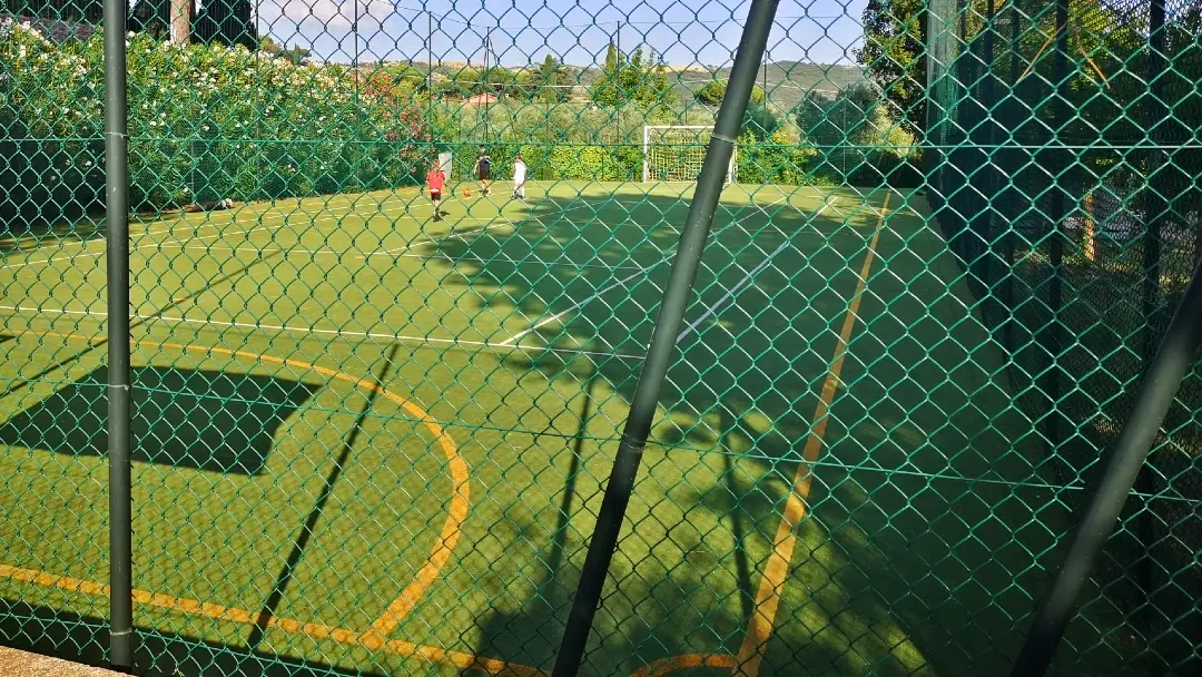 Passignano sul Trasimeno (Umbría, Italia) | Camping Trasimeno: verde, acogedor y con lago 14 Camping Trasimeno pista futbol sala y tenis
