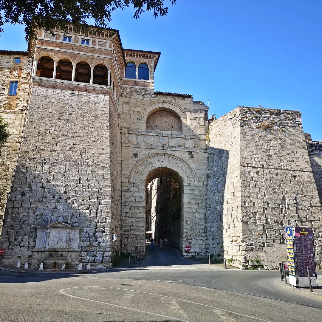 Que ver en Perugia, la encantadora capital medieval de Umbría 19 Perugia Arco Etrusco